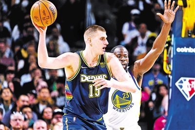 足球市场中 足球市场中